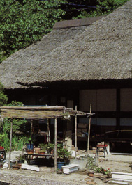 鎌倉岩瀬の茅葺の社屋
