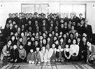 昭和31年(1956)1月23日、練馬区大泉。牧野植物同好会、新年の集い。久内先生を中心に右が津山先生左は順に佐竹・佐藤・木村の各先生。同じ列左端眼鏡の方は佐々木先生、その右塚田先生、右端に立っている方は原先生。前列左牧野先生の末娘玉代さん、右端は牧野タケさん、前列のお子さんの中に何人か牧野先生のひ孫さんが写っている。写真提供者長谷川(後列左から5人目)。笠原・川村両幹事、横山委員も写っているがさて